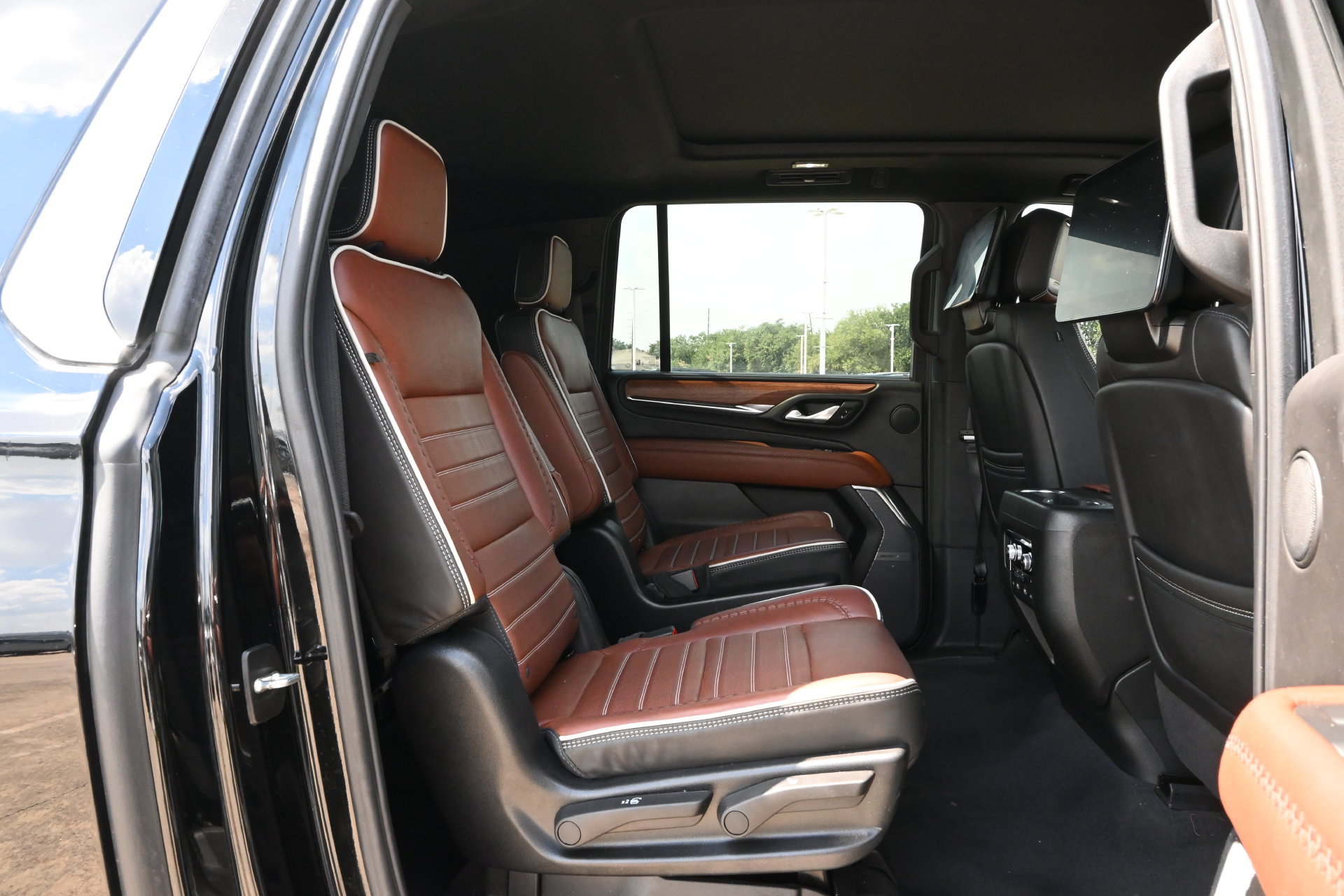 Used 2024 GMC Yukon XL Denali Ultimate AWD/4WD image 24