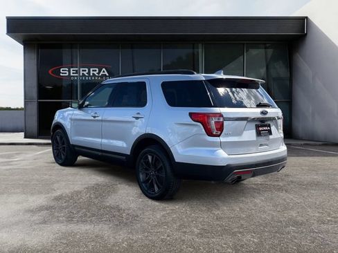 Used 2017 Ford Explorer XLT w/ Equipment Group 202A AWD/4WD image 3
