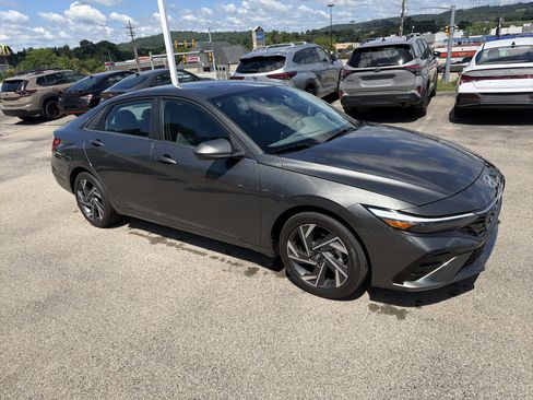 Used 2024 Hyundai Elantra SEL w/ Convenience Package FWD image 2
