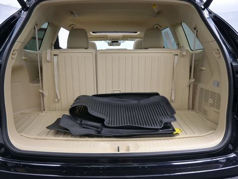 Used 2019 Toyota Highlander XLE FWD image 18