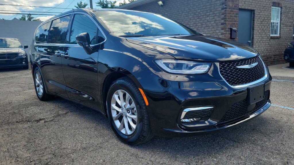Used 2026 Chrysler Pacifica Limited FWD image 2