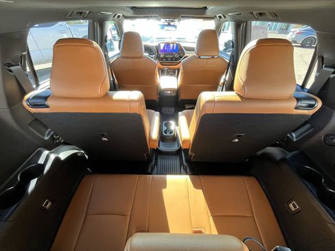 Used 2023 Toyota Highlander Platinum image 15