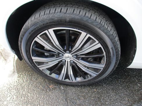 Certified 2023 Volvo XC60 B5 Plus image 9