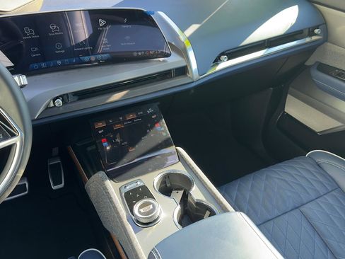 Used 2026 Cadillac Vistiq Premium Luxury image 12