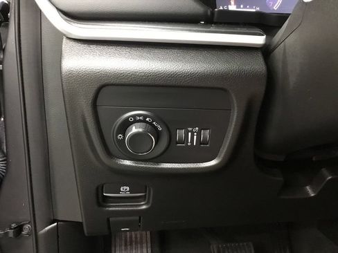 Used 2023 Jeep Grand Cherokee Laredo w/ Luxury Tech Group I AWD/4WD image 13