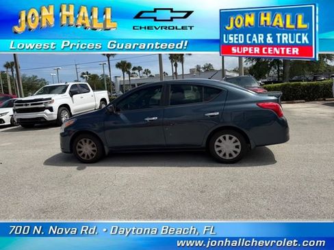 Used 2017 Nissan Versa SV image 4