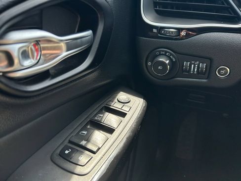 Used 2023 Jeep Cherokee Altitude Lux AWD/4WD image 18