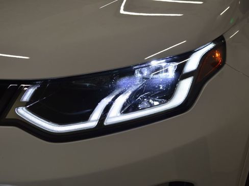 Used 2025 Land Rover Discovery Sport S image 9