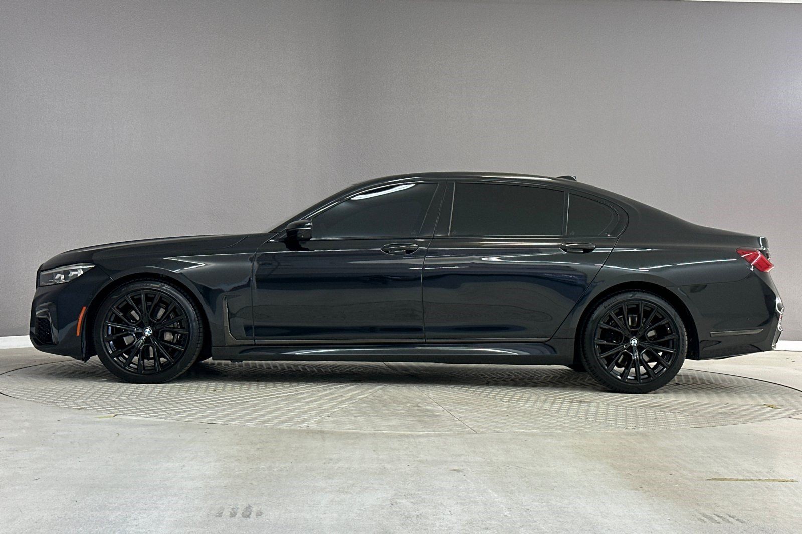 Used 2022 BMW 740i w/ M Sport Package RWD image 2