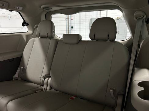 Used 2020 Toyota Sienna XLE w/ XLE Navigation Package image 33