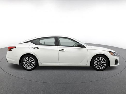 Used 2025 Nissan Altima 2.5 SV FWD image 14