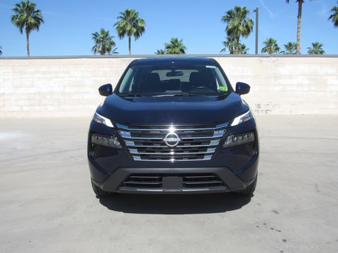 Used 2025 Nissan Rogue SV image 3