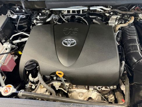 Certified 2020 Toyota Highlander XLE AWD/4WD image 35