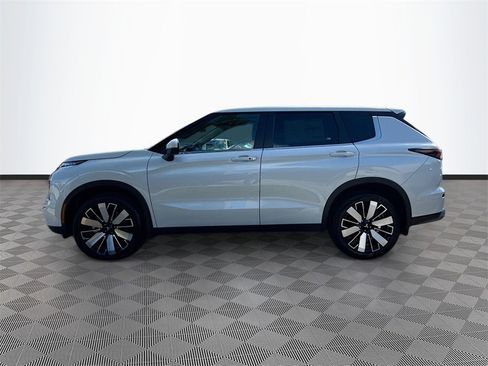 New 2025 Mitsubishi Outlander SE image 8