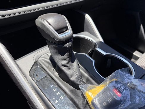 Used 2025 Toyota Highlander LE AWD/4WD image 8