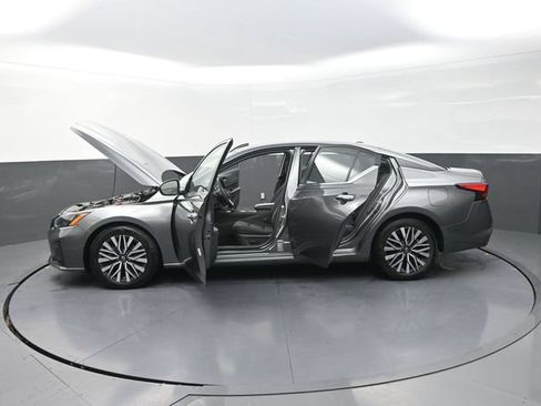 Used 2024 Nissan Altima 2.5 SV FWD image 41