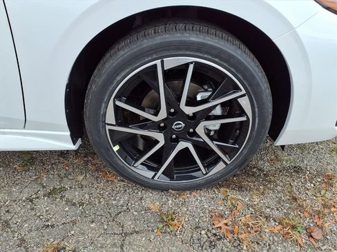 New 2025 Nissan Sentra SR w/ SR Premium Package FWD image 12