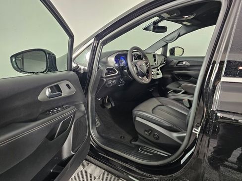 Used 2025 Chrysler Pacifica Select image 17