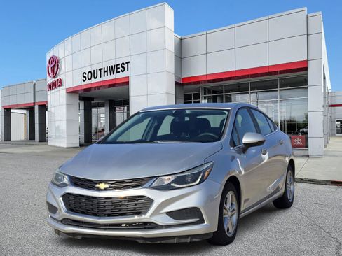 Used 2017 Chevrolet Cruze LT image 2