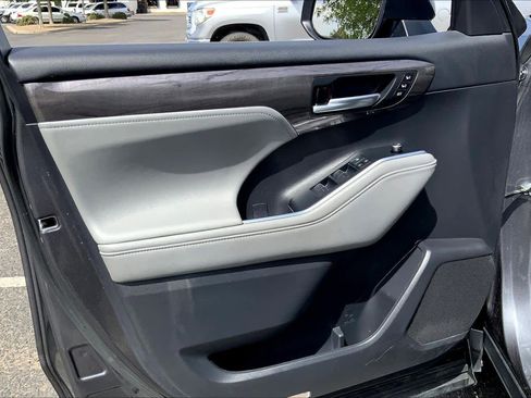Used 2021 Toyota Highlander Platinum image 19