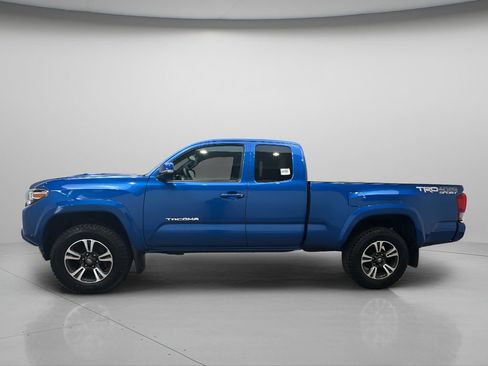 Used 2016 Toyota Tacoma TRD Sport w/ Towing Package image 2