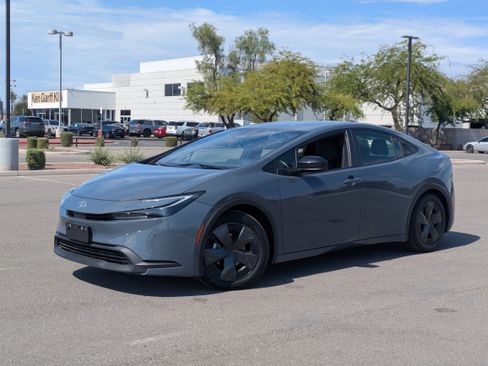 Used 2025 Toyota Prius LE FWD image 31