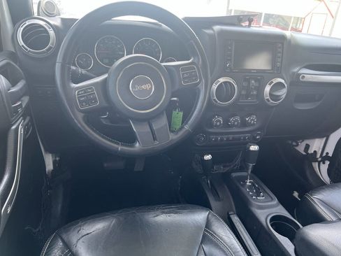 Used 2014 Jeep Wrangler Unlimited Rubicon w/ Connectivity Group AWD/4WD image 8
