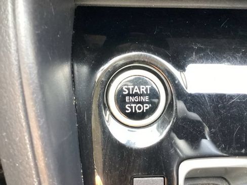 Used 2024 Nissan Versa SR FWD image 11