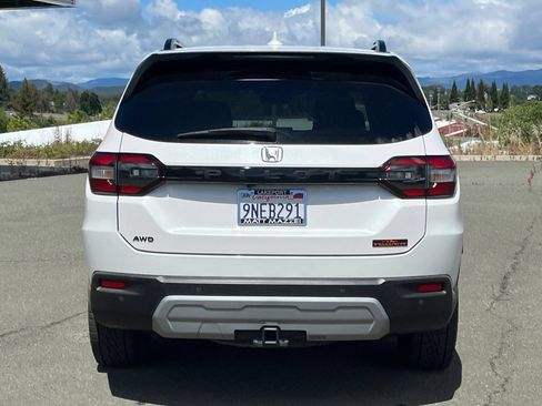 Used 2025 Honda Pilot TrailSport image 12