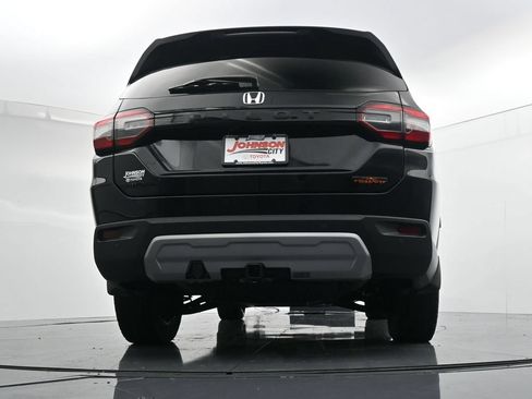 Used 2025 Honda Pilot TrailSport image 31