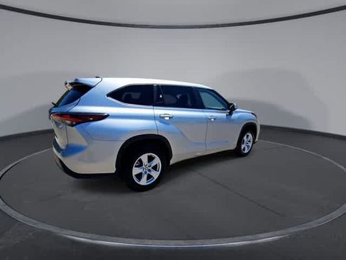 Used 2024 Toyota Highlander LE AWD/4WD image 8