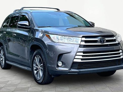 Used 2019 Toyota Highlander XLE FWD image 3