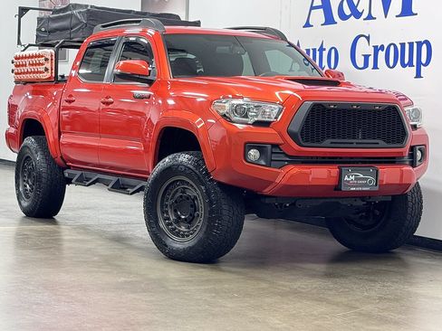 Used 2017 Toyota Tacoma TRD Sport AWD/4WD image 1