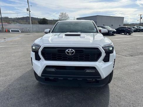 Used 2025 Toyota Tacoma TRD Sport AWD/4WD image 2