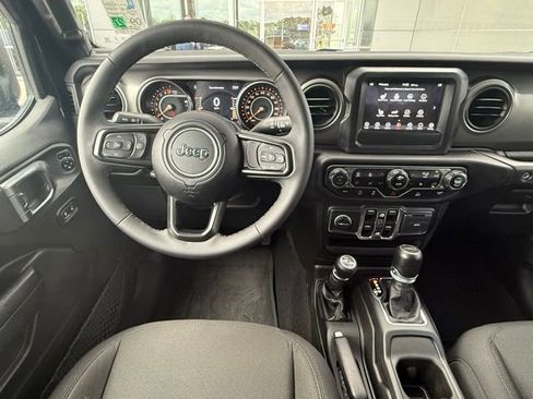 Used 2023 Jeep Gladiator Willys image 17
