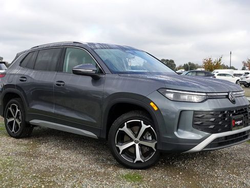 New 2026 Volkswagen Tiguan SE image 3