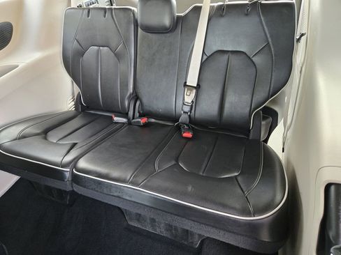 Used 2022 Chrysler Pacifica Limited image 30