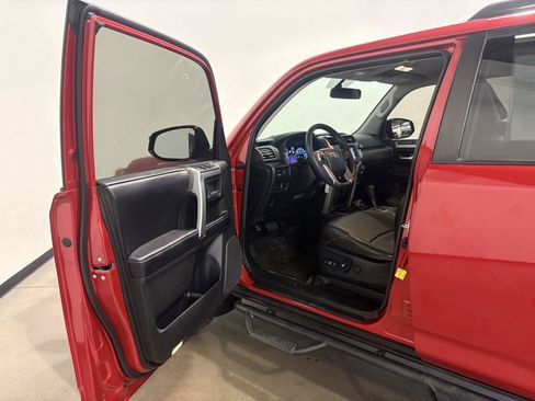 Used 2017 Toyota 4Runner SR5 AWD/4WD image 9