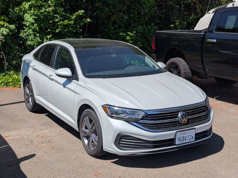 Used 2023 Volkswagen Jetta SE w/ Panoramic Sunroof Package FWD image 9