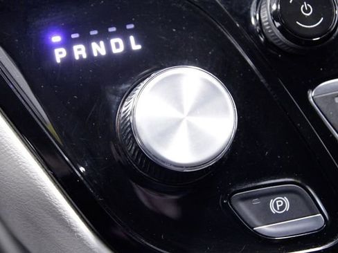 Used 2024 Chrysler Pacifica Touring-L image 32