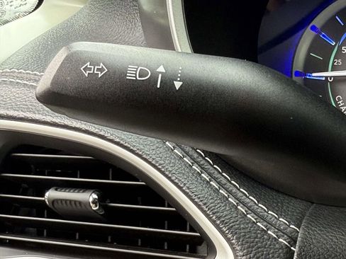 Used 2024 Chrysler Pacifica Select image 27