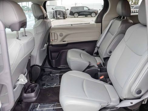 Used 2024 Toyota Sienna XLE w/ XLE Plus Package FWD image 23