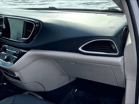 Used 2024 Chrysler Pacifica Touring-L FWD image 16
