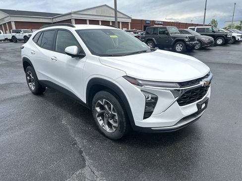 Used 2024 Chevrolet Trax LT w/ Driver Confidence Package FWD image 11