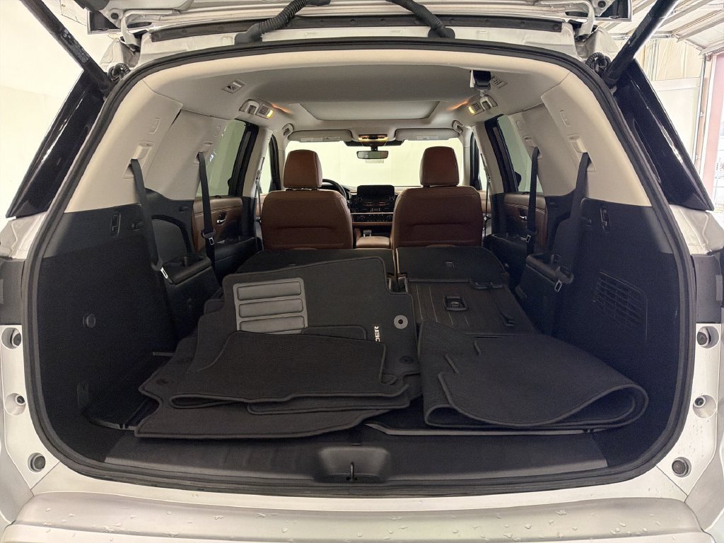 Certified 2025 Nissan Pathfinder Platinum w/ Cargo Package FWD image 17