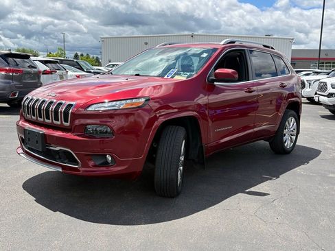 Used 2017 Jeep Cherokee Overland w/ Technology Group AWD/4WD image 3