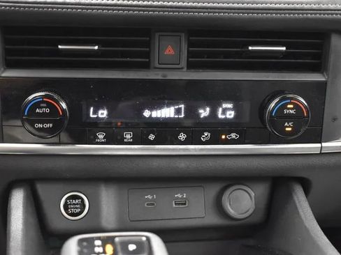 Used 2023 Nissan Rogue SV image 34