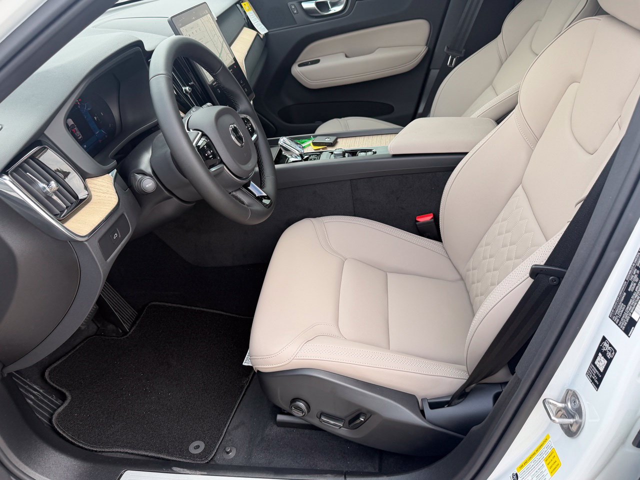 New 2027 Volvo XC60 B5 Core AWD/4WD image 18