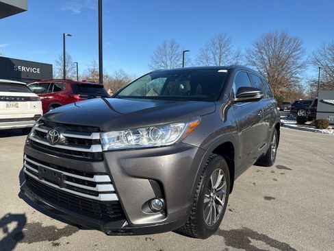 Used 2017 Toyota Highlander XLE image 1