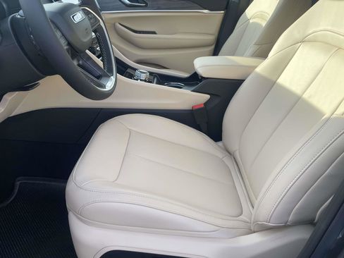 New 2025 Jeep Grand Cherokee Limited image 10